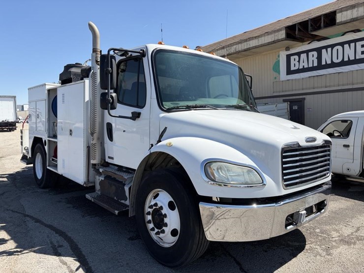 2012-freightliner-m2-106-image-2