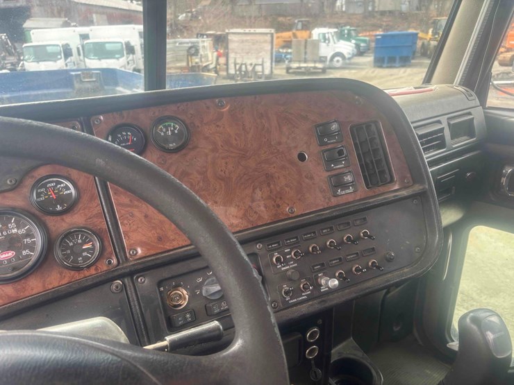 2004-peterbilt-385-image-21