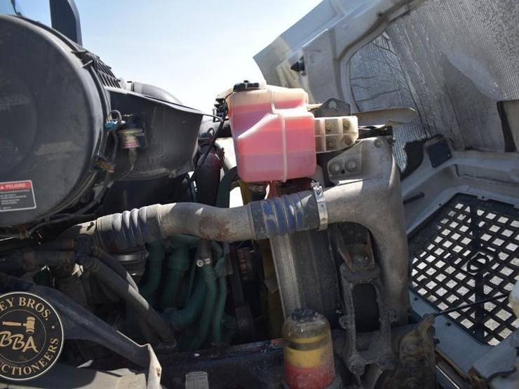 2015-volvo-vnm64t200-image-36