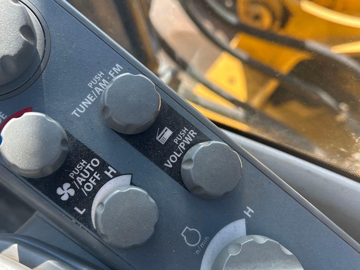 2015-deere-210g-lc-image-48