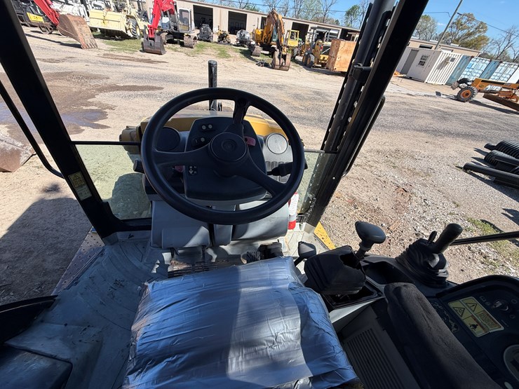 2015-caterpillar-416f-image-17