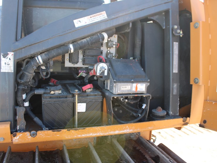 2017-case-580m-image-6