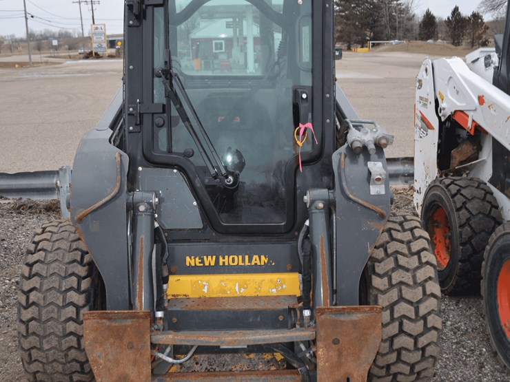 new-holland-l320-image-2