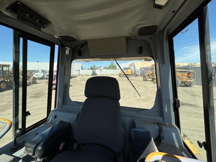 2002-caterpillar-d3g-image-36