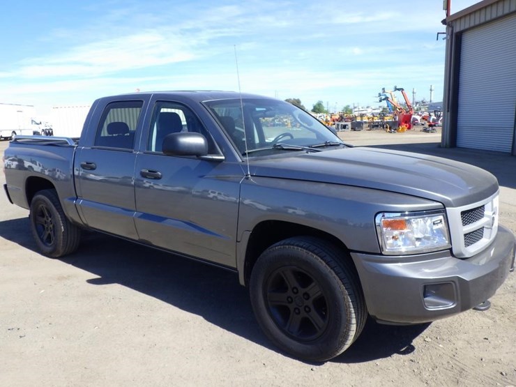 2011-dodge-dakota-image-2