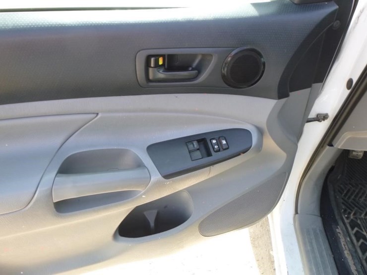 2013-toyota-tacoma-image-17