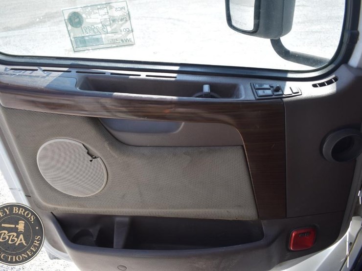 2015-volvo-vnm64t200-image-30