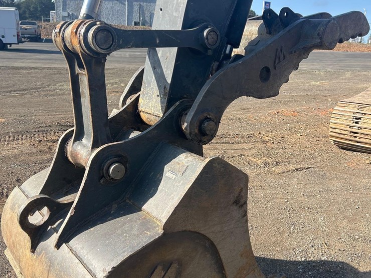 2015-deere-210g-lc-image-12