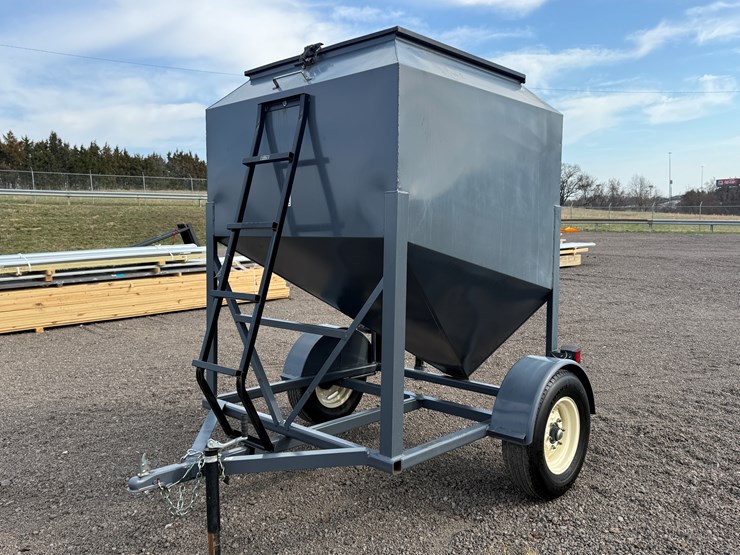 #51-•-l-h-versa-tote-towable-feed-bin-image-1