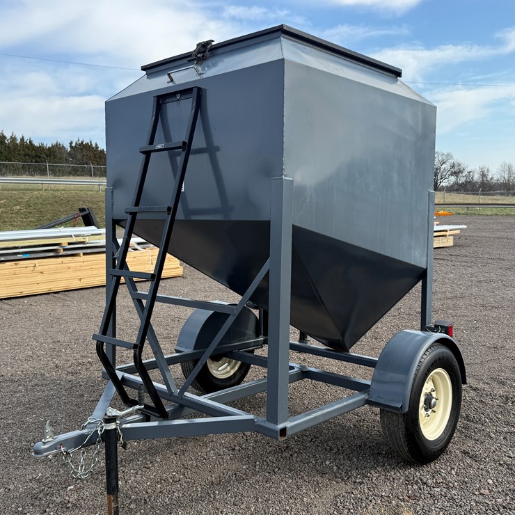 #51 • L-H VERSA TOTE TOWABLE FEED BIN