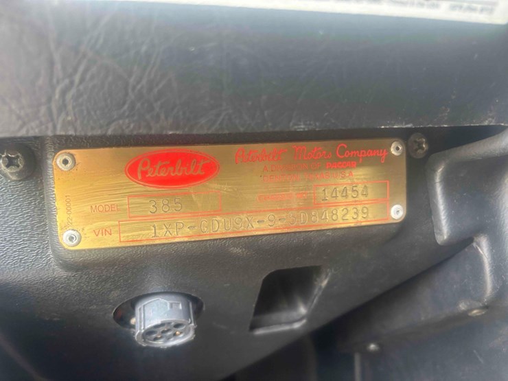 2004-peterbilt-385-image-23