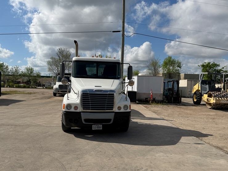 #2100-•-2008-freightliner-t10-image-6