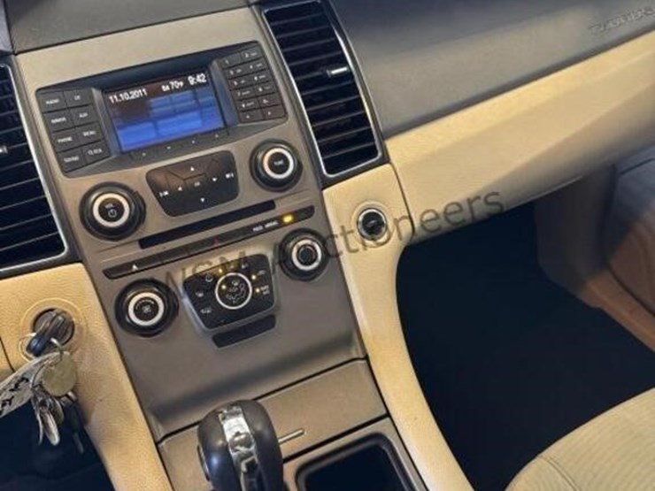 2013-ford-taurus-sdn-image-18