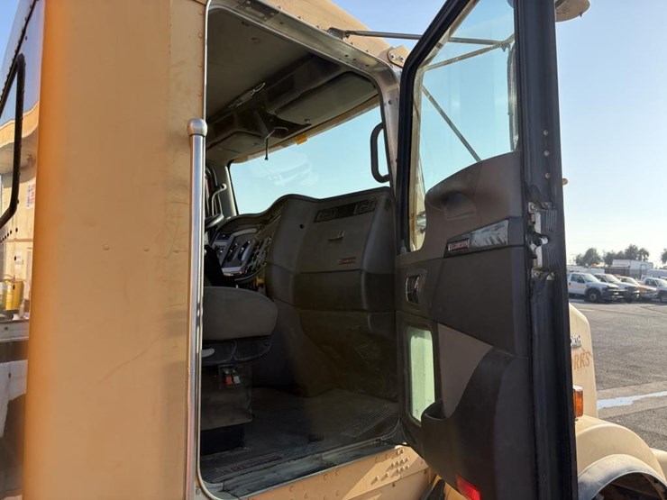 2009-kenworth-t800-image-11