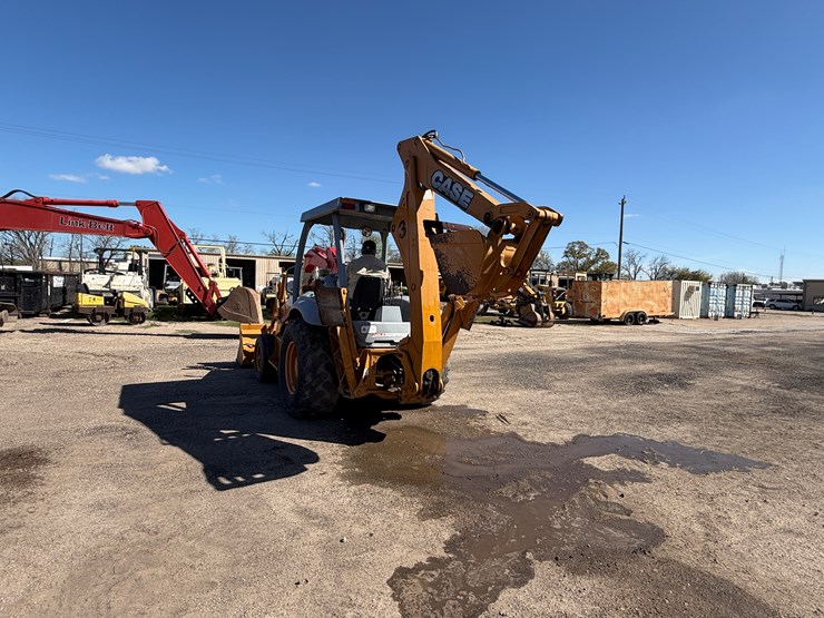 2001-case-580m-image-5