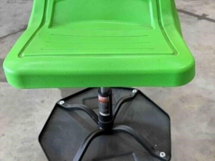 icon-mechanic-chair-on-rollers-image-1