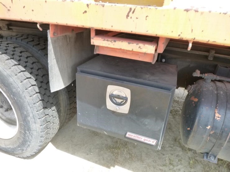 2001-freightliner-fl70-image-25