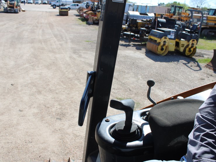 2017-case-580m-image-16