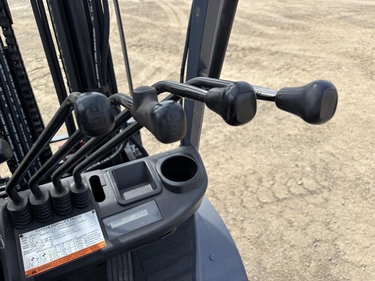 2013-toyota-8fgcu32-image-24