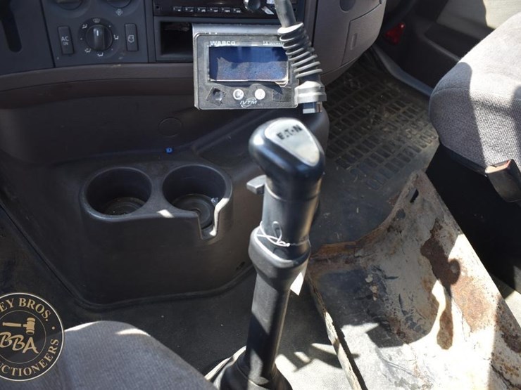 2015-volvo-vnm64t200-image-25