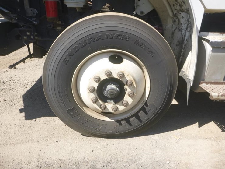 2017-freightliner-m2-106-image-21