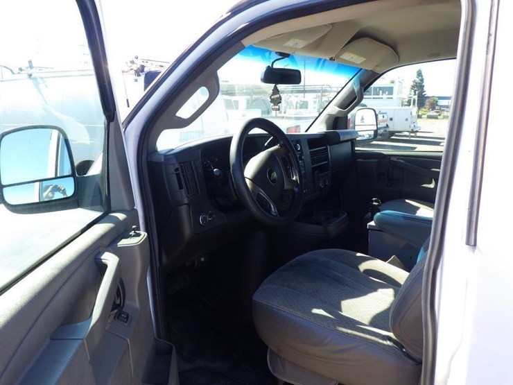 2017-chevrolet-express-2500-image-5