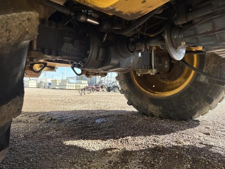 new-holland-lb115-image-37