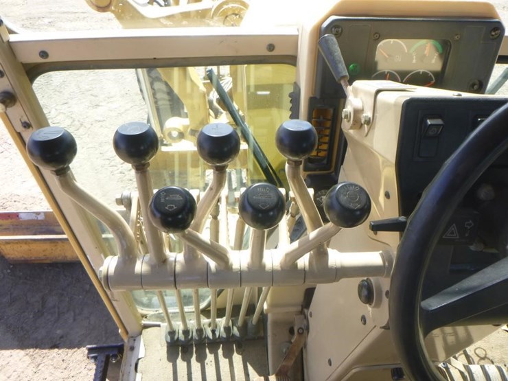 2005-caterpillar-143h-image-27