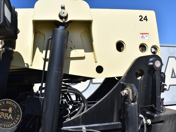 2015-jlg-g10-55a-image-37