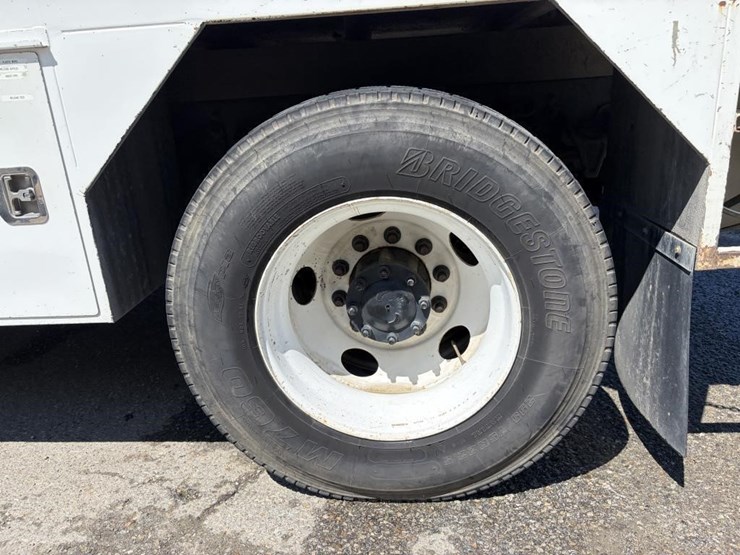 2012-freightliner-m2-106-image-5