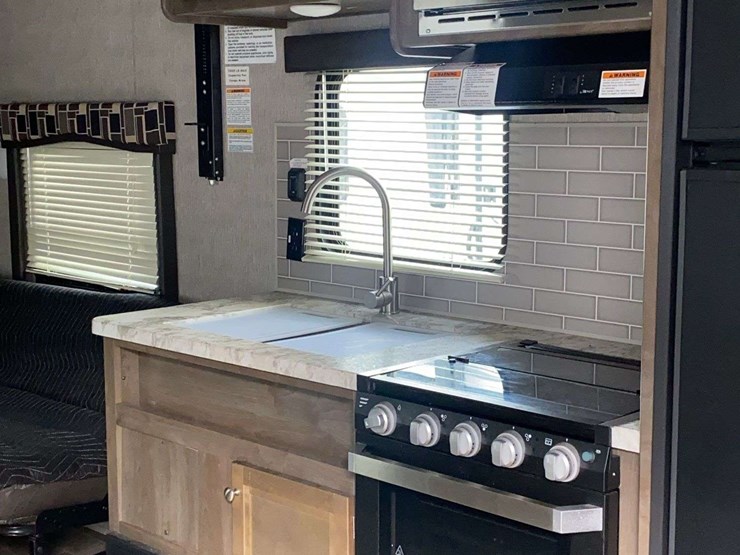 2019-dutchmen-coleman-lantern-edition-250tq-image-17