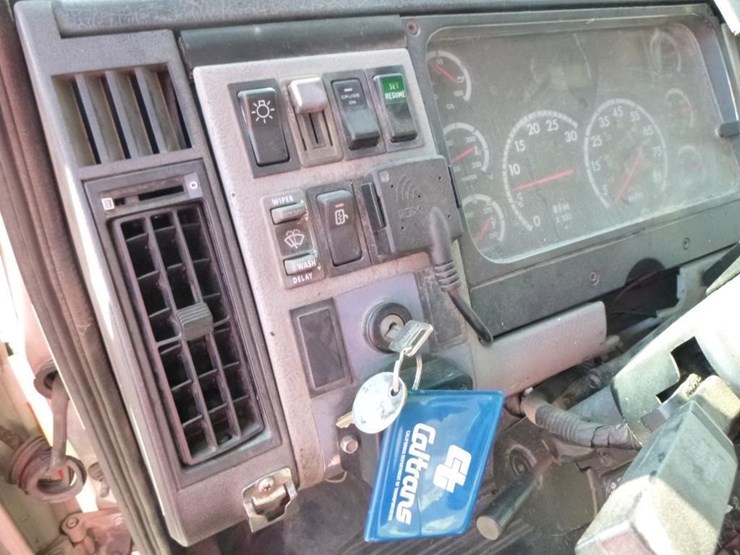 2001-freightliner-fl70-image-10