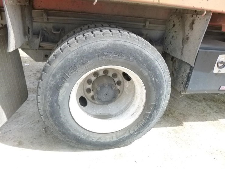 2001-freightliner-fl70-image-38