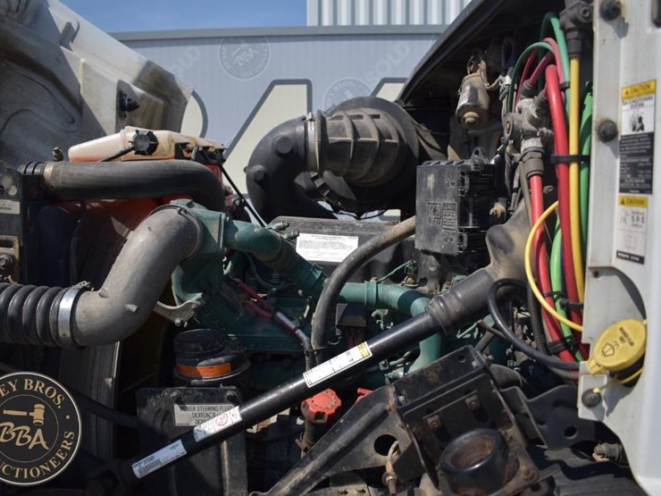 2015-volvo-vnm64t200-image-34