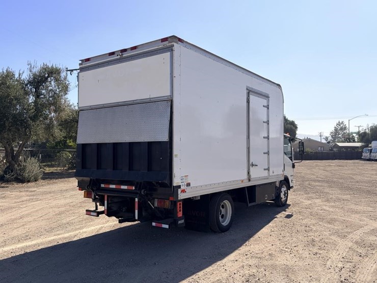 2015-isuzu-npr-image-3