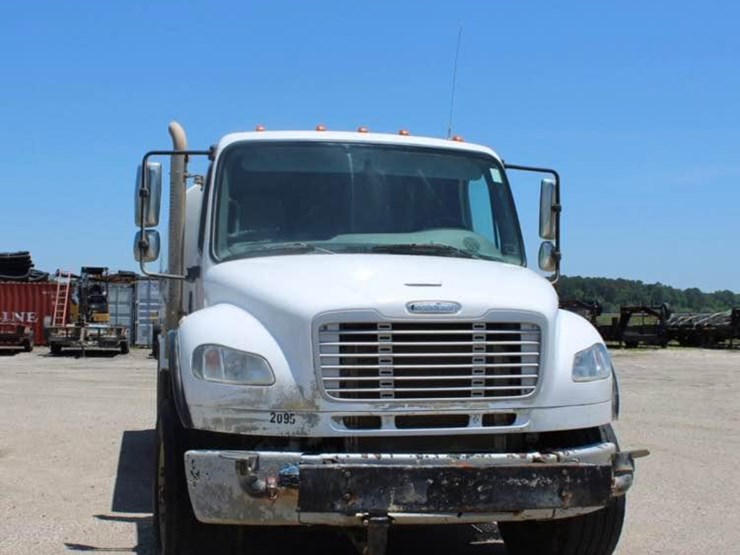 #2207-•-2019-freightliner-water-truck-image-3