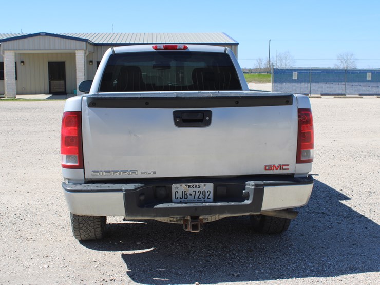 #2102-•-2013-gmc-sierra-pickup-truck-image-4