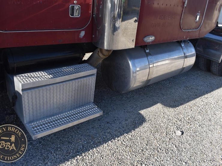 2004-peterbilt-379-image-30