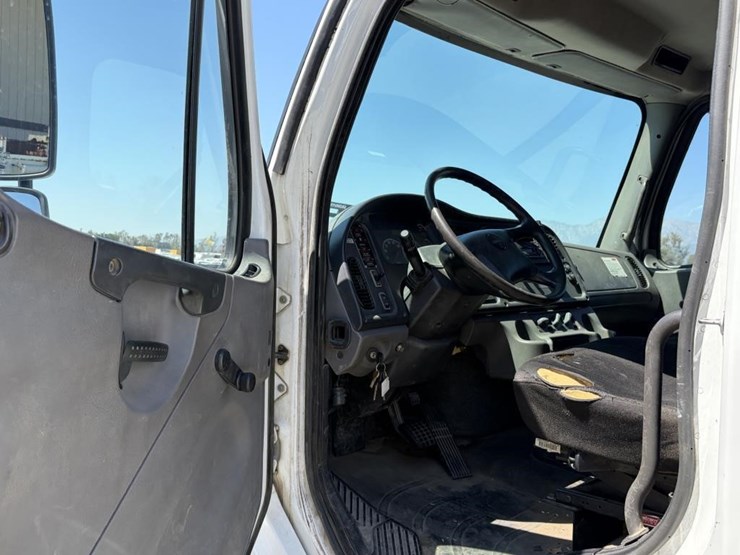 2012-freightliner-m2-106-image-12