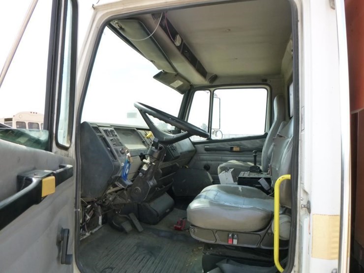 2001-freightliner-fl70-image-7