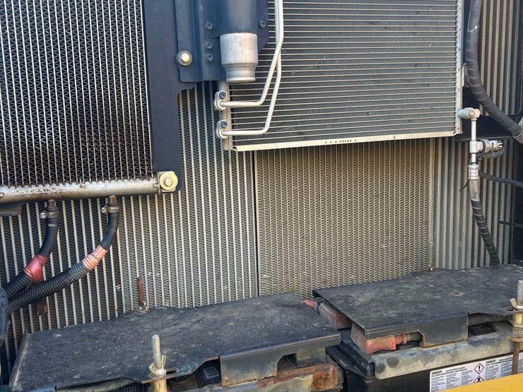 2015-deere-210g-lc-image-40