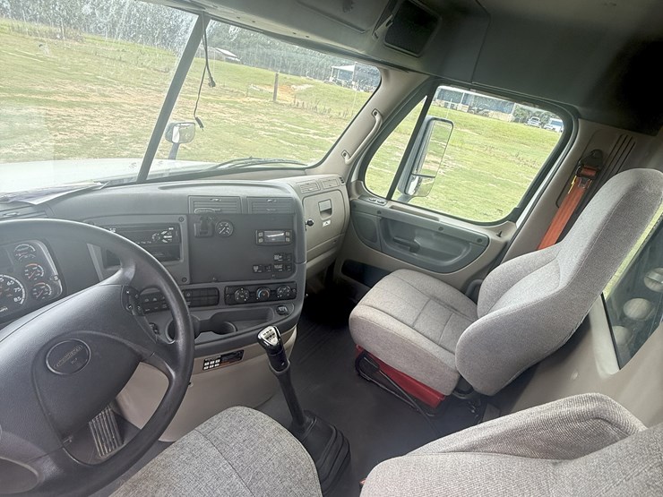 2018-freightliner-cascadia-125-image-7