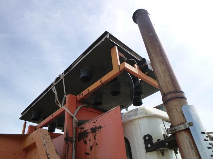 2001-freightliner-fl70-image-23