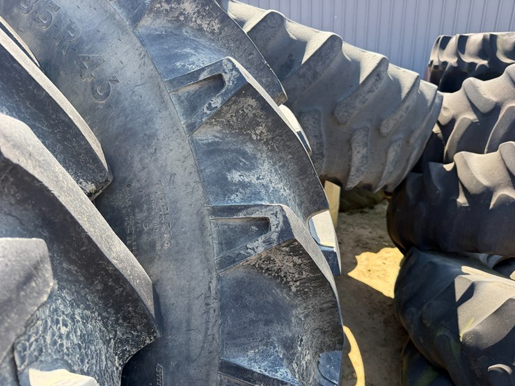 #40317-•-lot-of-(2)-520/85r46-tires-w/-apache-rims-image-4