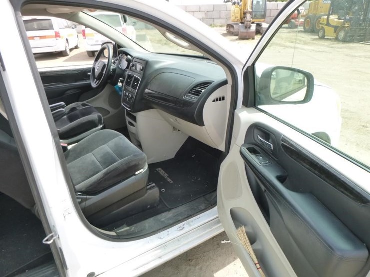 2014-dodge-grand-caravan-image-26