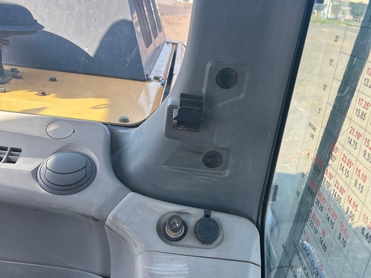 2015-deere-210g-lc-image-52