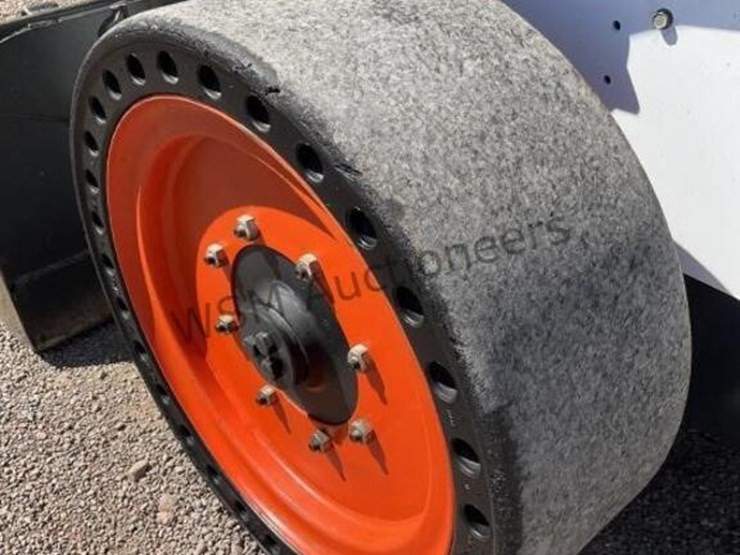 2015-bobcat-s750-image-9