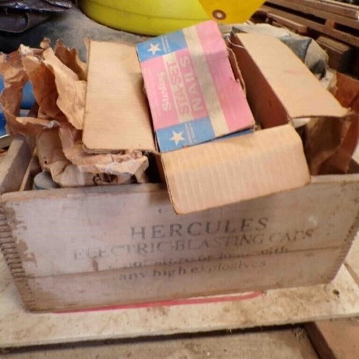 Hercules Blasting box with screws
