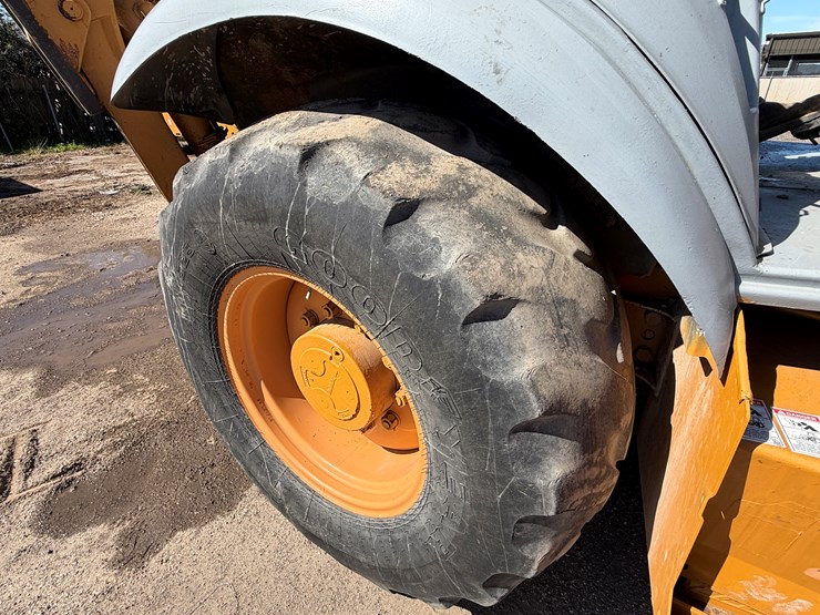 2001-case-580m-image-9