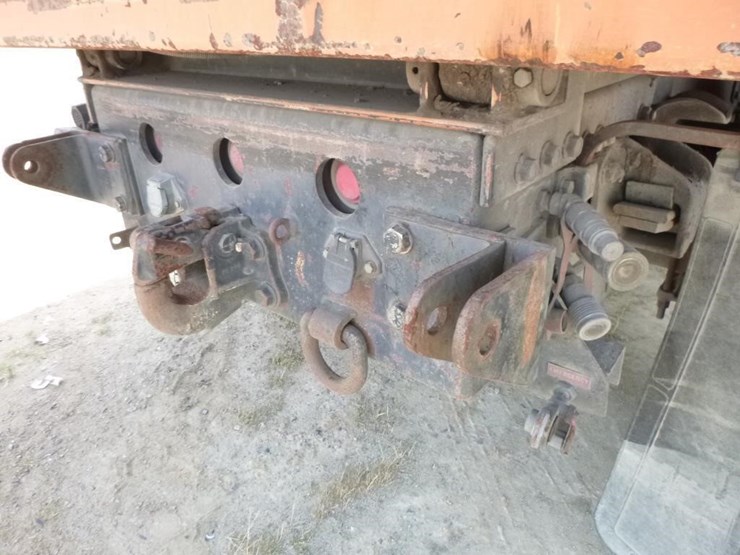 2001-freightliner-fl70-image-28